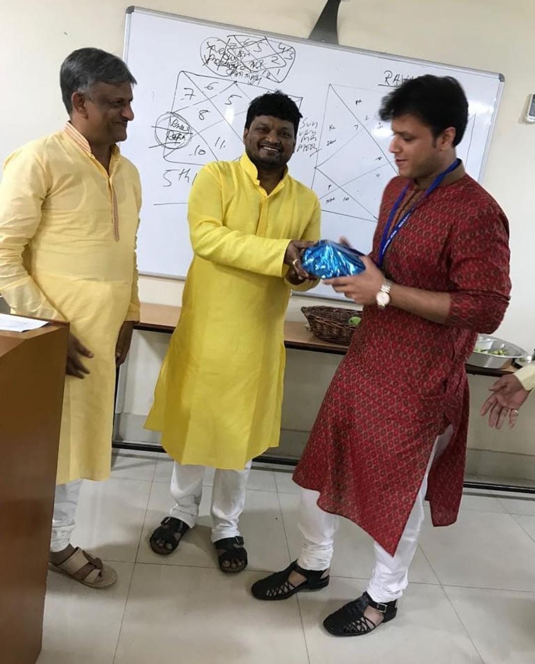 Kushal Agarwal teaching a chart-reading class